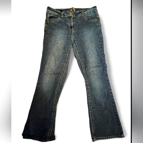 Penningtons Boot Leg Stretchy Jean with Button Up Back Pockets - Picture 1 of 9